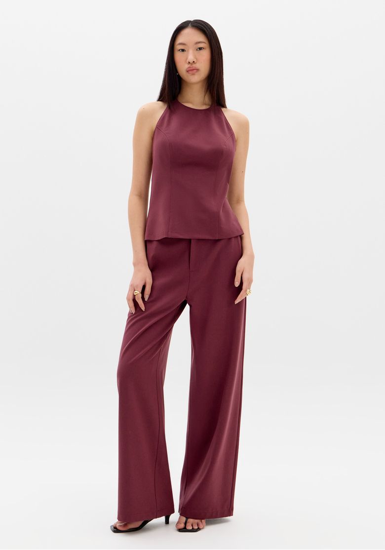 Look completo com blusa frente única vermelha combinada com calça pantalona vinho, visual elegante para trabalho e eventos.