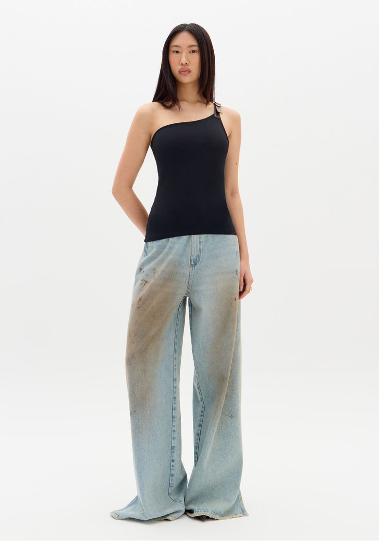 Close-no-detalhe-da-alca-com-fivela-metalica-e-acabamento-em-couro-na-blusa-ombro-unico-preta-mostrando-textura-e-ferragem