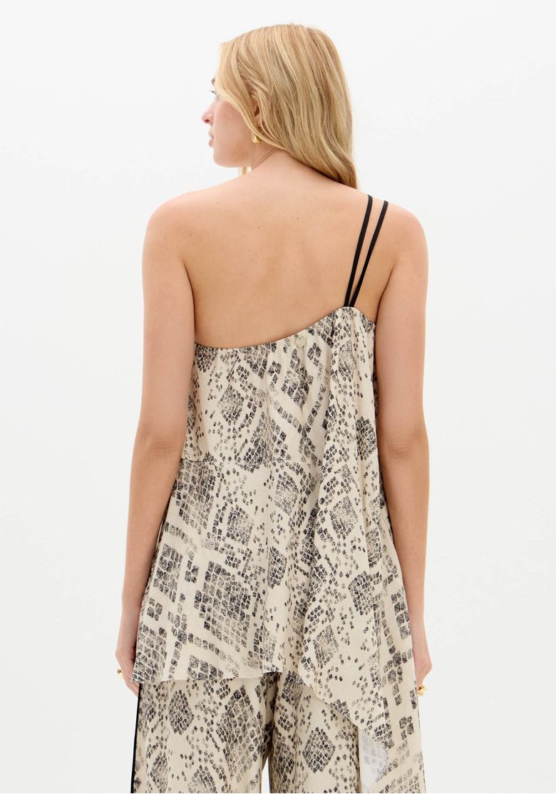 Vista traseira da blusa assimétrica estampada, mostrando o caimento fluído e a barra assimétrica.