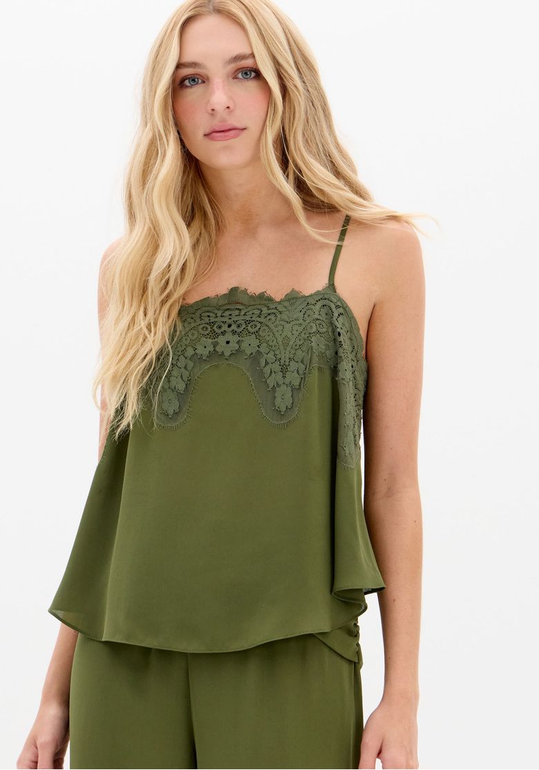 Blusa de alça verde com renda, vista lateral.