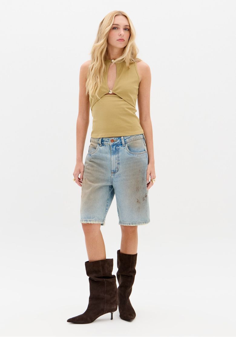 Visao-frontal-da-blusa-canelada-sem-mangas-bege-em-modelo-shape-justo-e-comprimento-medio-styling-com-bermuda-jeans