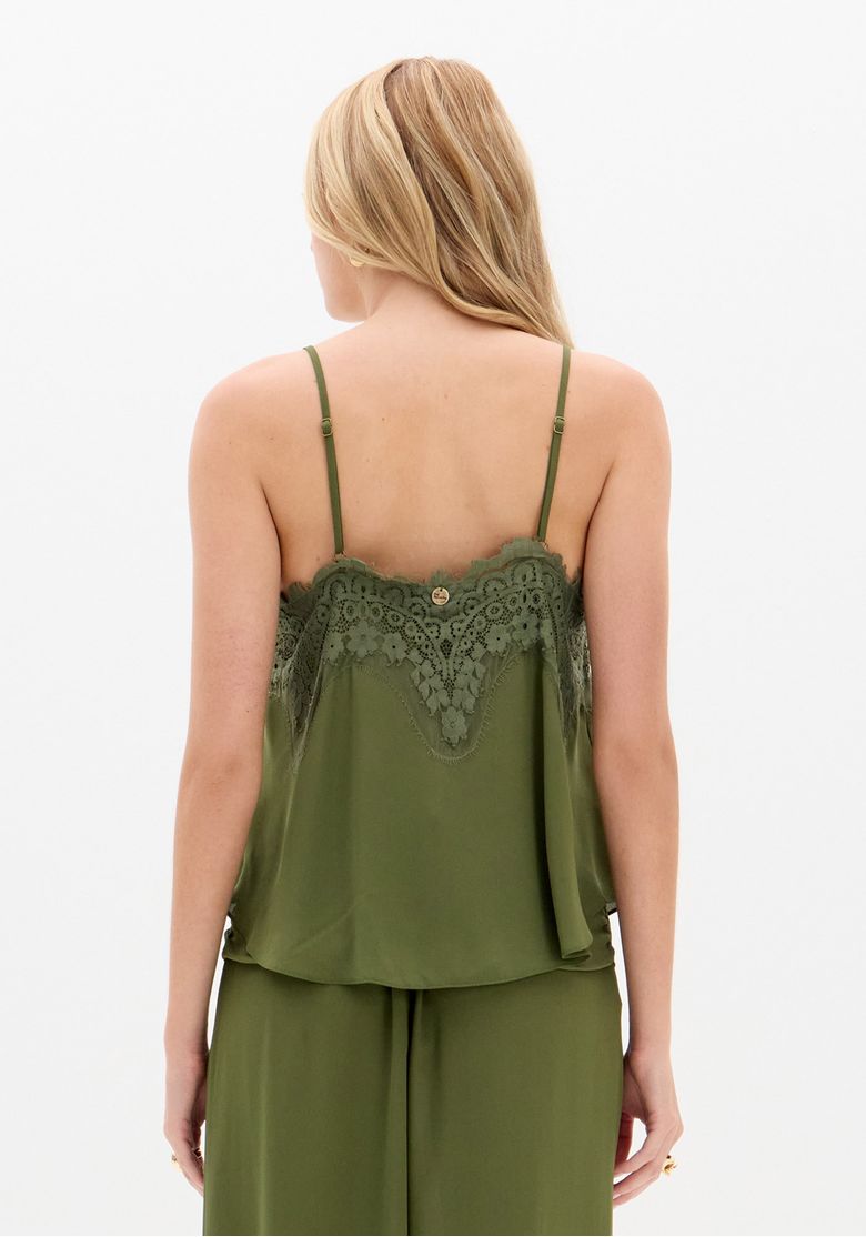 Blusa de alça verde com renda, vista traseira.