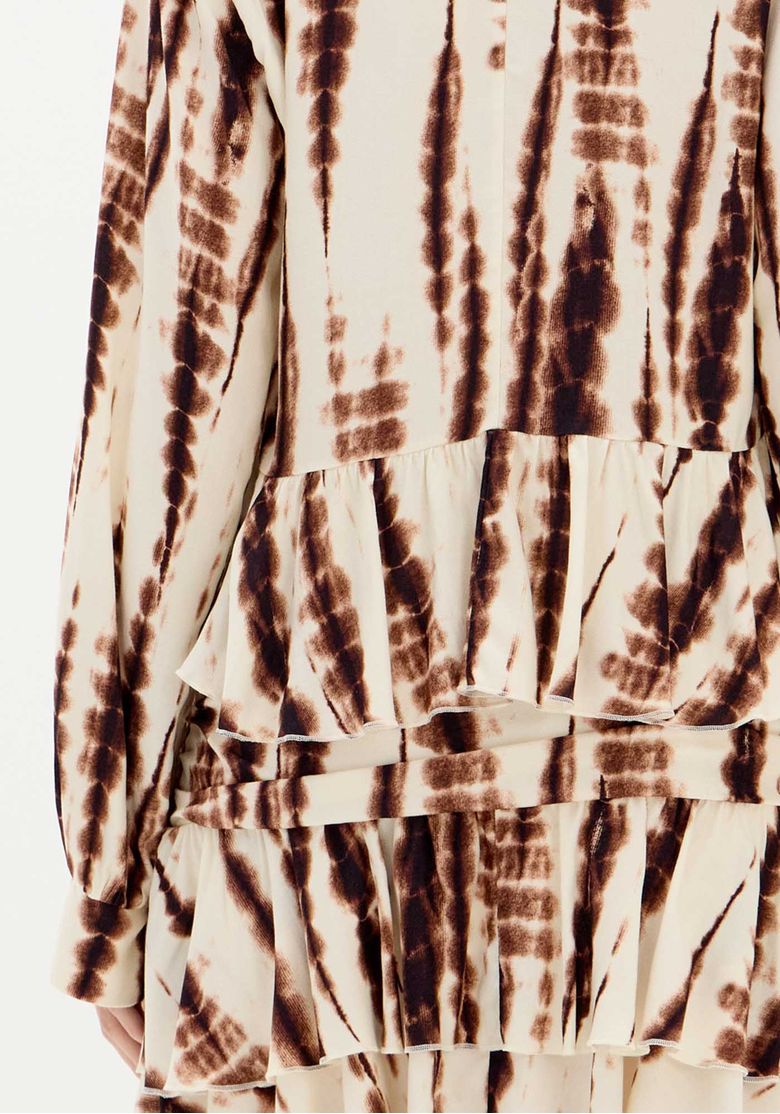 Detalhe da estampa tie-dye e das camadas de babados em viscose mostrando textura, costura e movimento