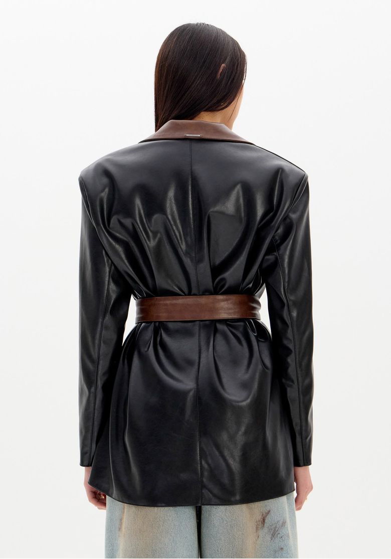 Vista traseira do blazer oversized bicolor preto e marrom, destacando o caimento amplo e o acabamento em material sintético.