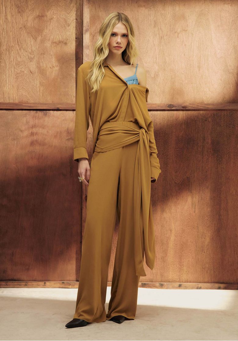 Modelo-com-look-completo--camisa-crepe-bege-de-manga-longa-e-calca-pantalona-bege-em-styling-editorial-mostrando-caimento-fluido-da-peca