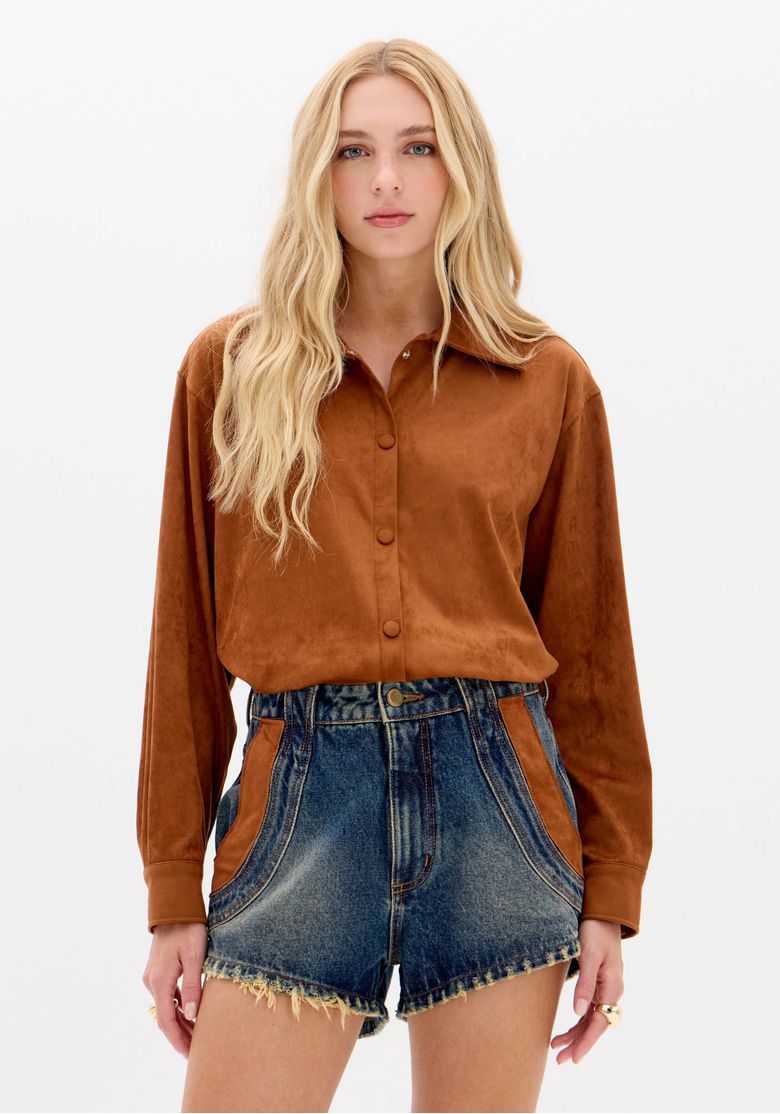 Camisa camurça marrom vista frontal com modelagem clássica, mangas longas e botões forrados usada com shorts jeans