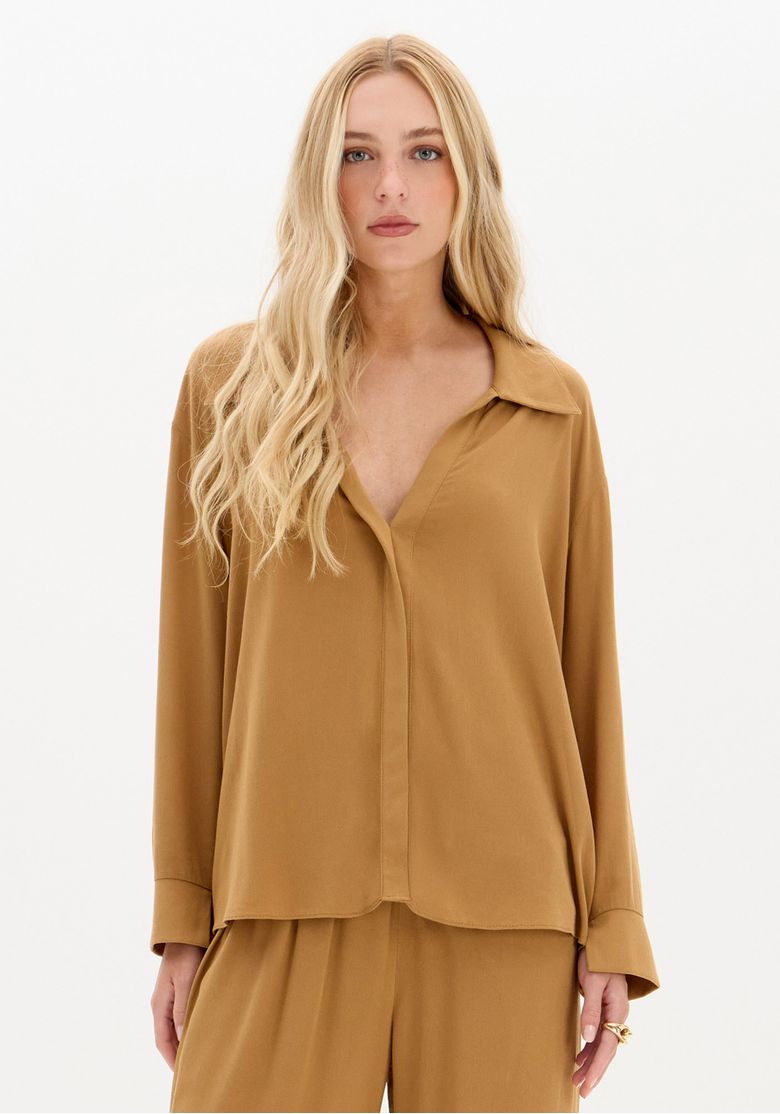 Close-up-da-gola-classica-e-decote-discreto-da-camisa-feminina-em-crepe-bege-destaque-para-o-tecido-100--viscose