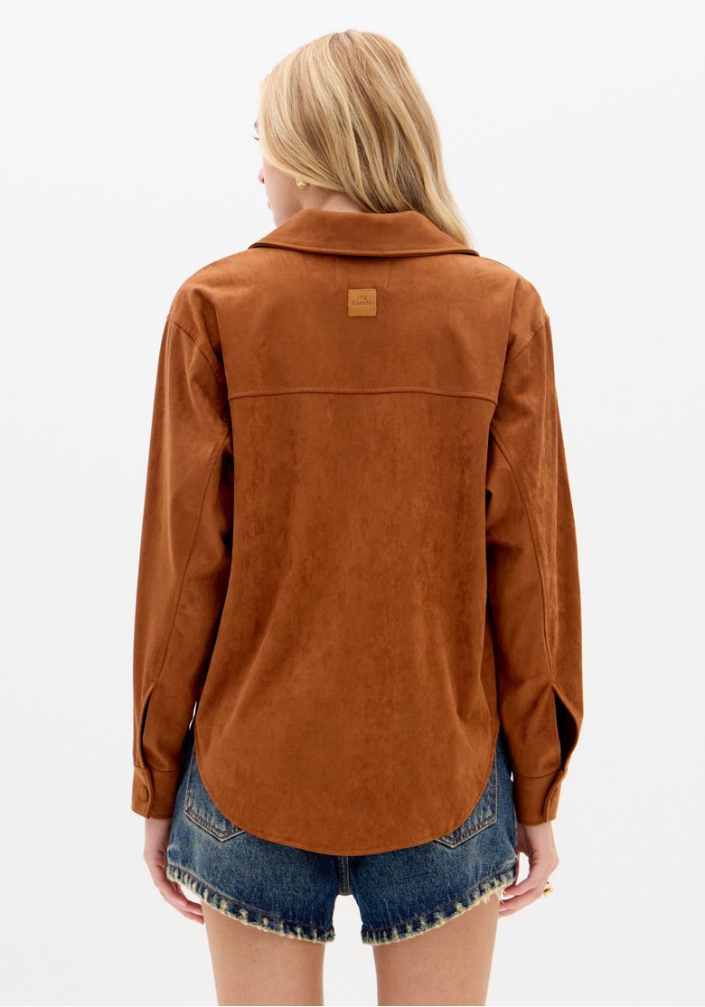Camisa camurça marrom vista frontal sem tuck evidenciando caimento regular e punhos com botão