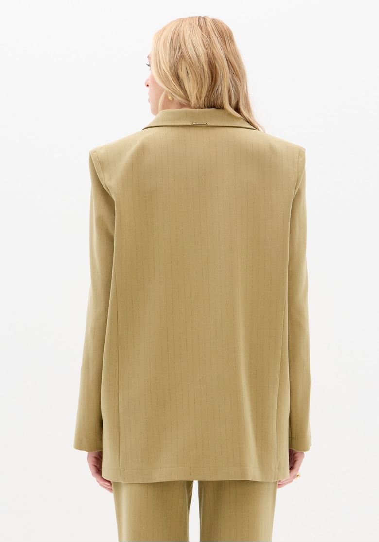 Vista traseira do blazer oversized risca de giz verde, mostrando comprimento alongado e ombreiras estruturadas