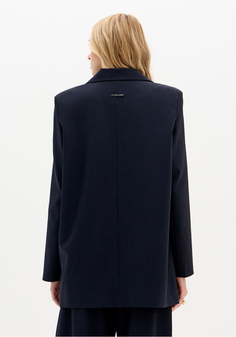 Vista traseira completa do blazer azul com modelagem regular.