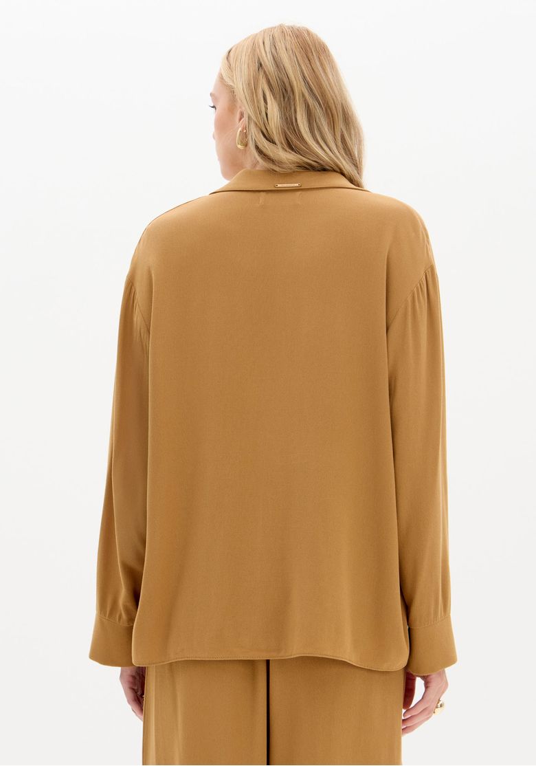 Vista-traseira-da-camisa-bege-em-crepe-viscose-mostrando-costas-lisas-e-barra-levemente-arredondada