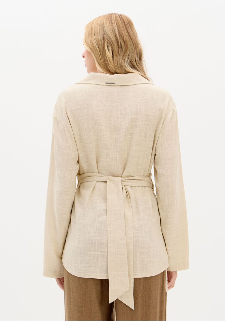 Vista-traseira-da-camisa-feminina-com-amarracao-ajustavel-nas-costas.