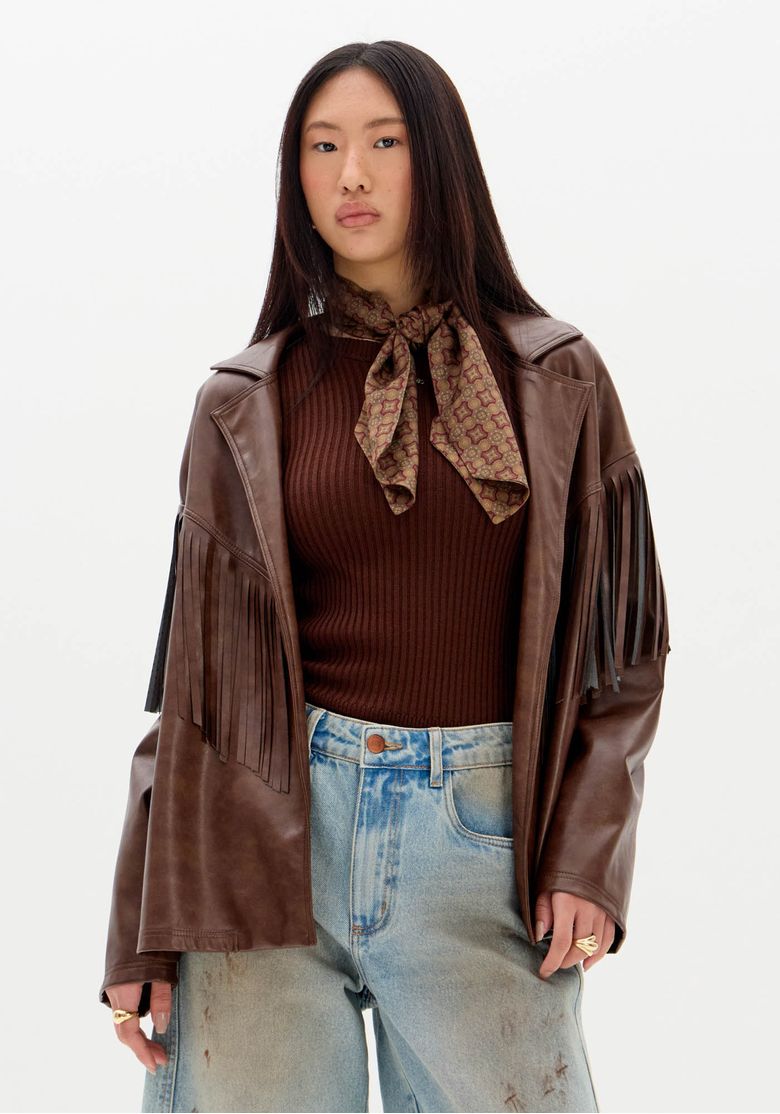 Casaco oversized marrom com franjas, detalhe da gola de lapela e mangas longas.