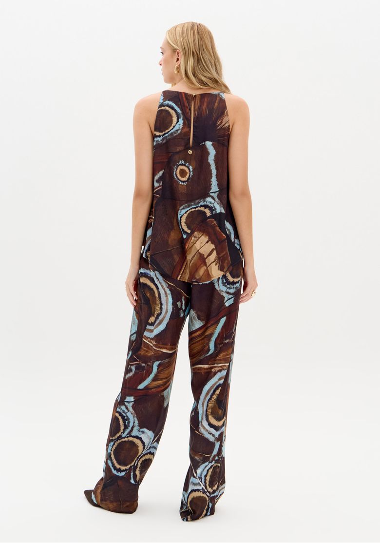 Vista frontal longa da calça reta estampada em 100% viscose destacando o comprimento até a barra