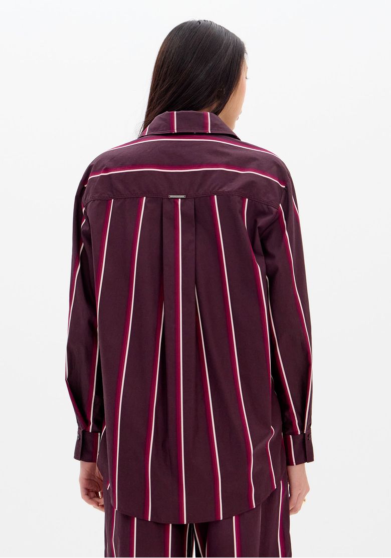Close-na-gola-classica-e-no-abotoamento-discreto-da-camisa-listrada-vinho-evidenciando-textura-e-acabamento-em-100--algodao