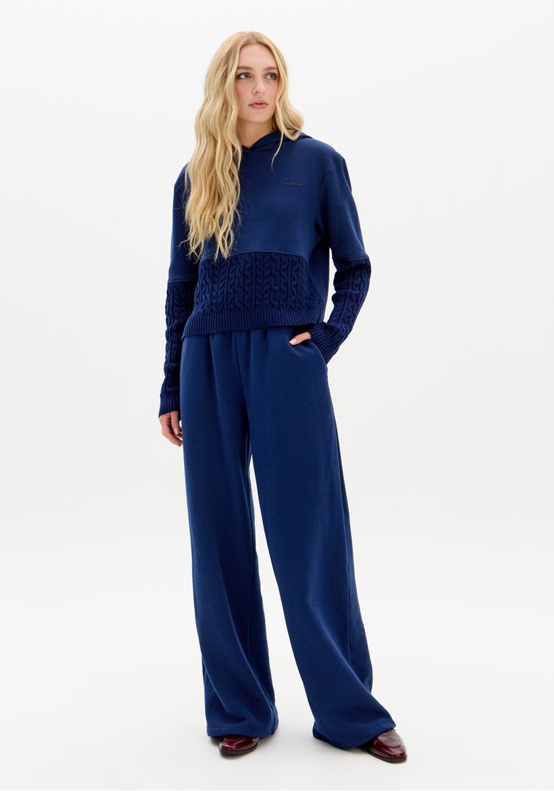 Modelo Vestindo Calça Moletom Wide Leg Azul Cintura Alta em Look Completo, Visual Frontal