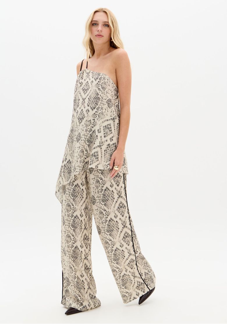 Modelo vestindo calça reta estampada com top combinando, vista frontal.