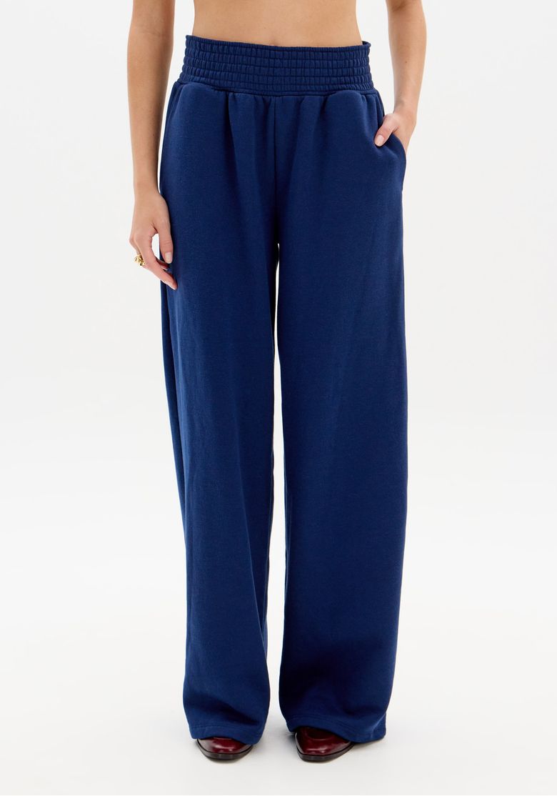 Vista Frontal da Calça Moletom Wide Leg Azul Destacando Cós Alto e Caimento Amplo das Pernas