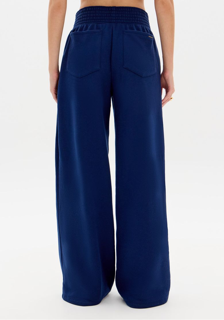 Detalhe Frontal da Perna e Cós da Calça Moletom Azul em Close, Evidenciando Caimento Largo