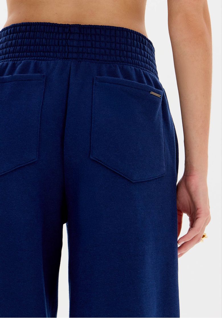 Vista Traseira da Calça Moletom Wide Leg Azul Mostrando Bolsos Chapados e Cós Elástico Franzido