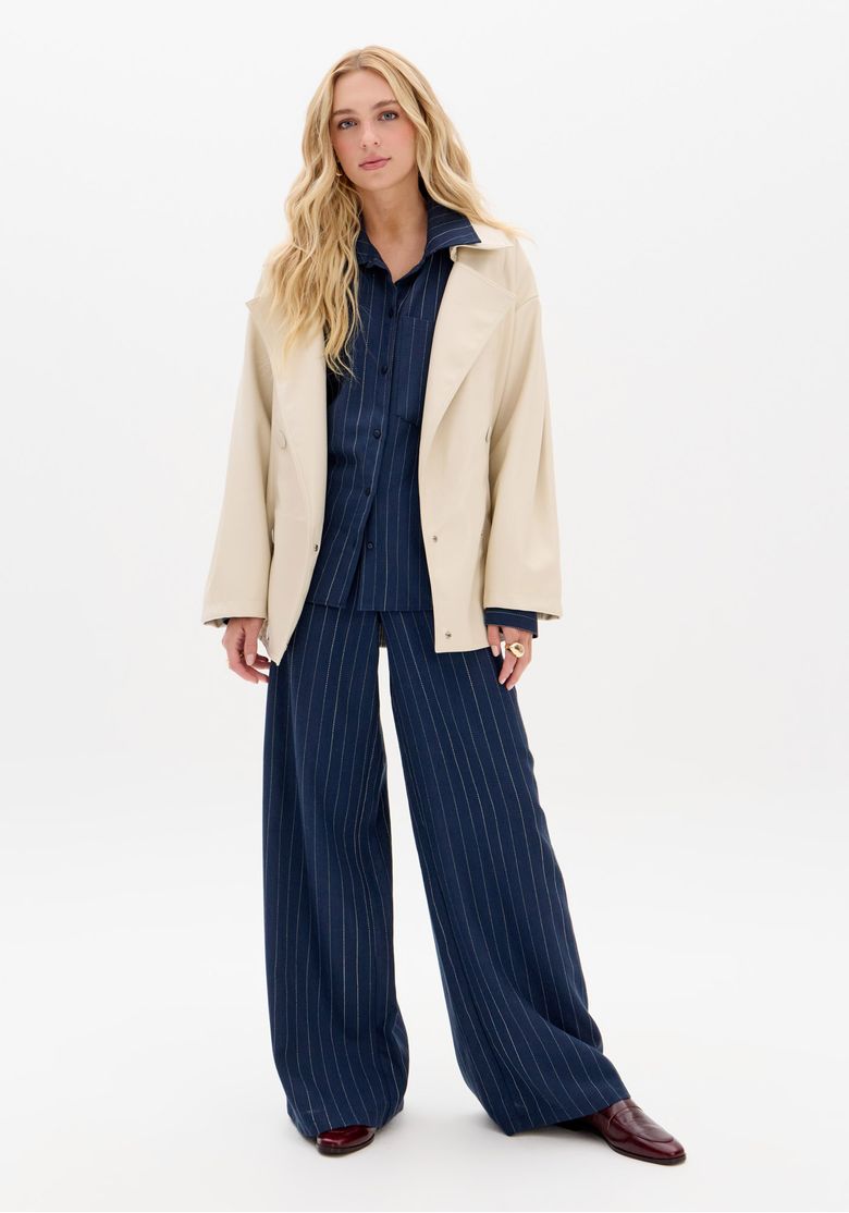 Modelo vestindo calça full length azul risca-de-giz com camisa combinando e blazer creme - calça feminina cintura média, look completo
