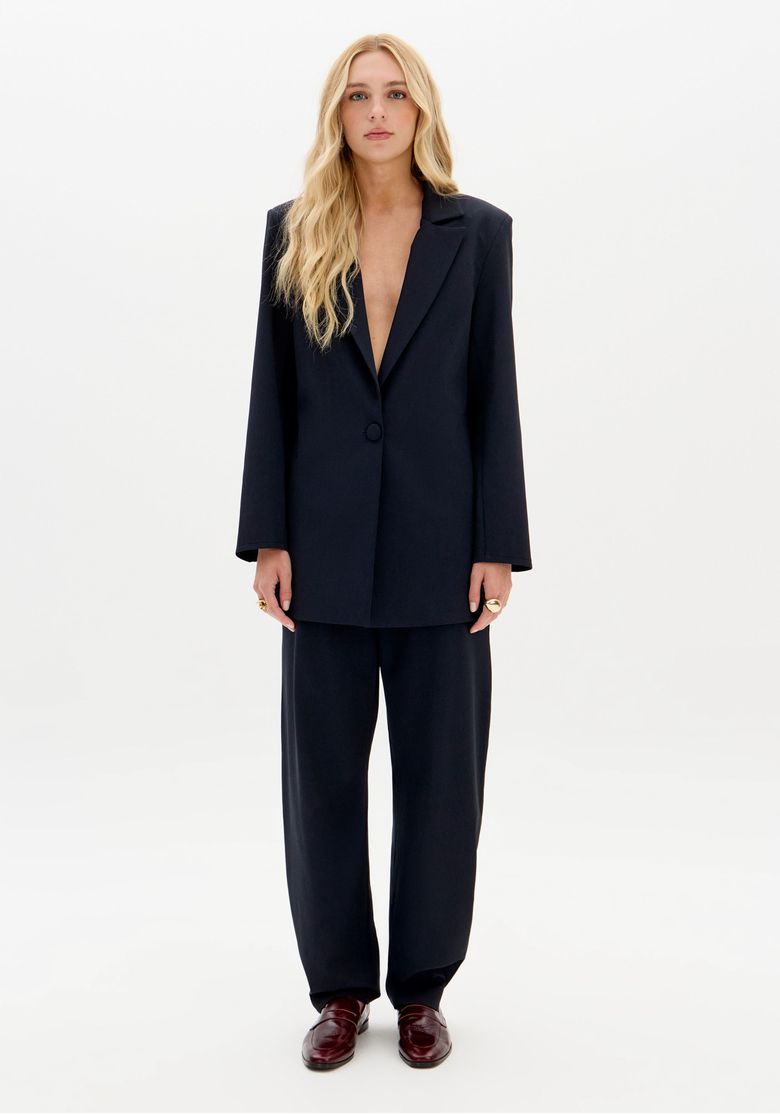 Calca-Barrel-alfaiataria-azul-vista-frontal-com-blazer-oversized-cintura-media-e-perna-levemente-arredondada---look-feminino-alfaiataria