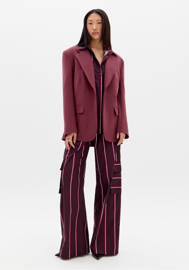 Vista frontal da calça wide leg listrada com bolsos cargo.