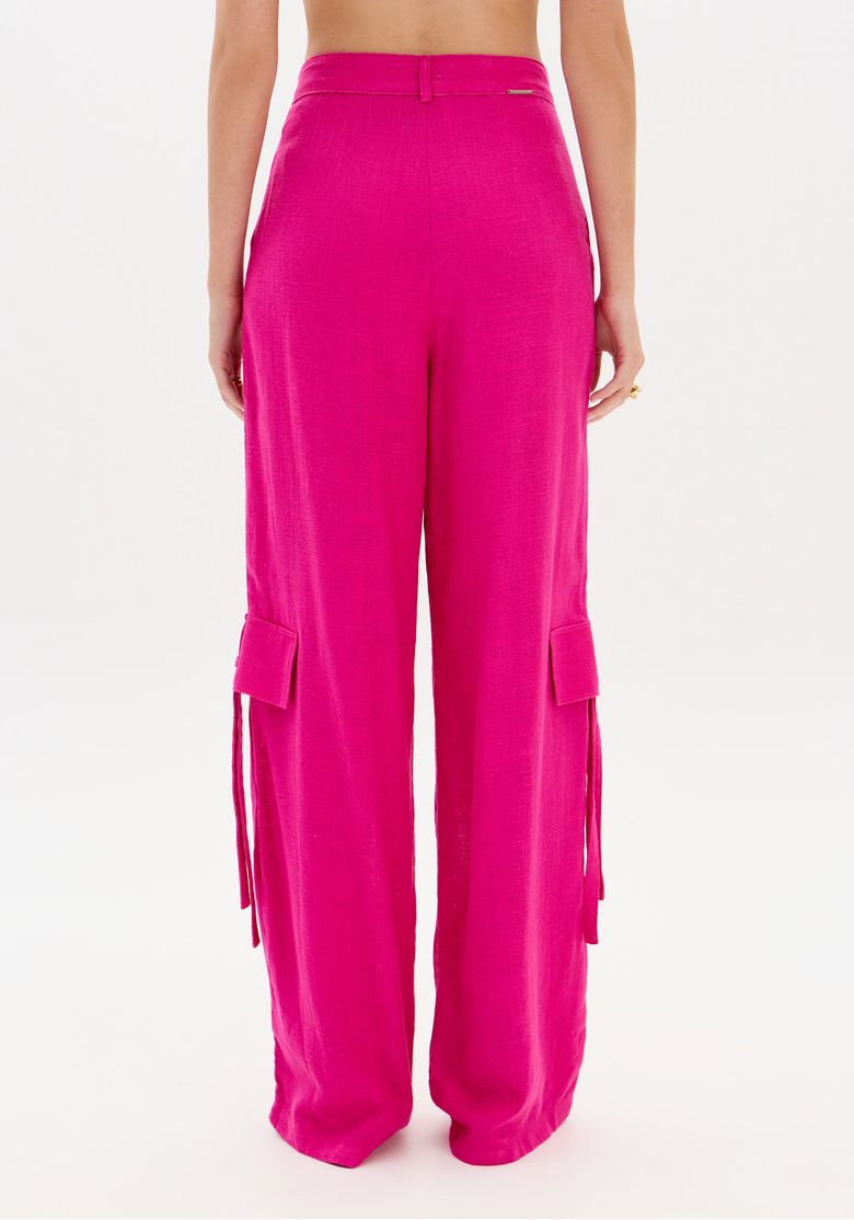 Modelo usando blazer rosa oversized com calça full length cargo rosa, look de trabalho contemporâneo