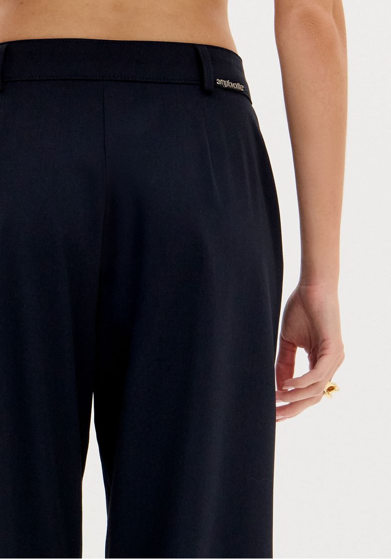 Detalhe-traseiro-da-calca-Barrel-azul-evidenciando-cos-liso-e-acabamento-posterior-caimento-arredondado