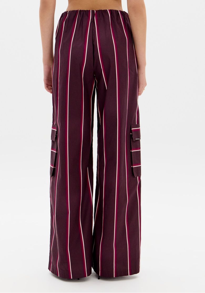 Modelo usando a calça wide leg listrada com blazer.