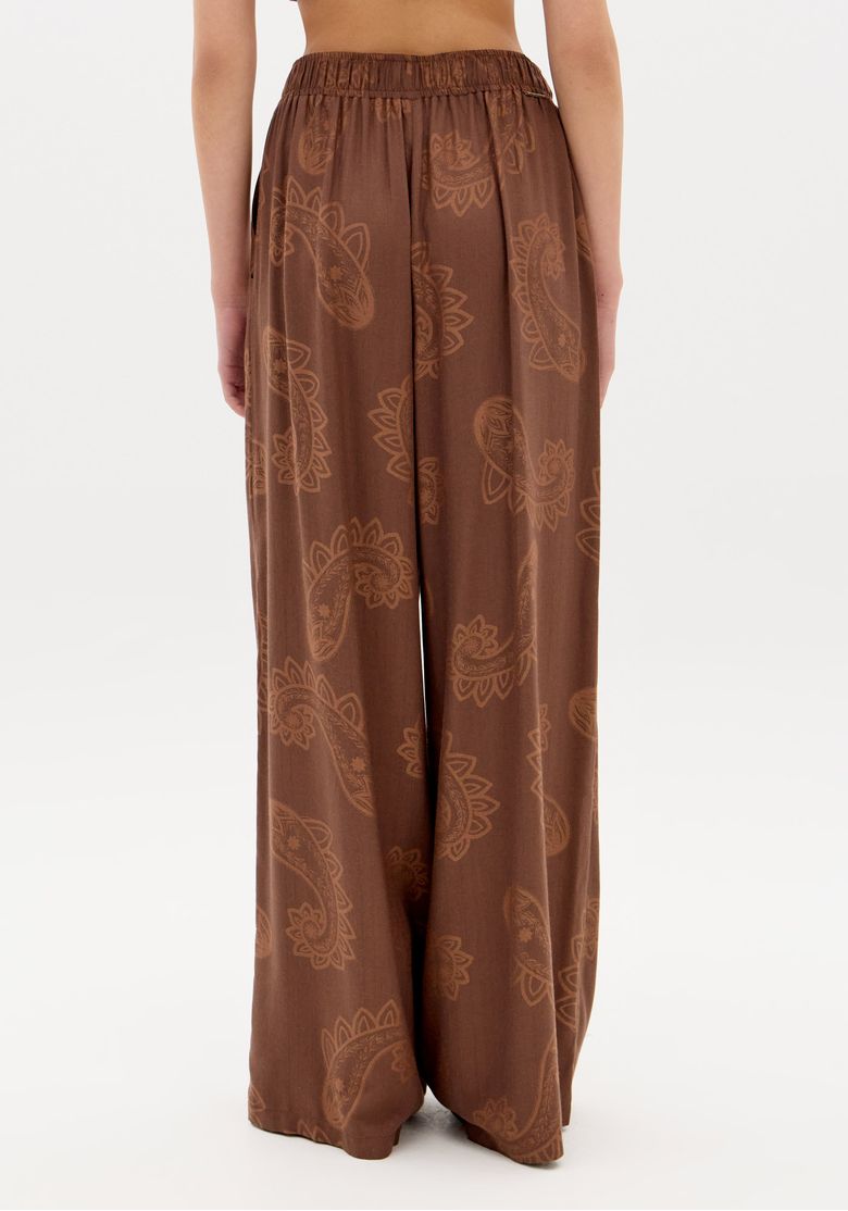Vista posterior do conjunto: blazer e calça marrom estampada paisley em viscose, look boho em modelo de costas
