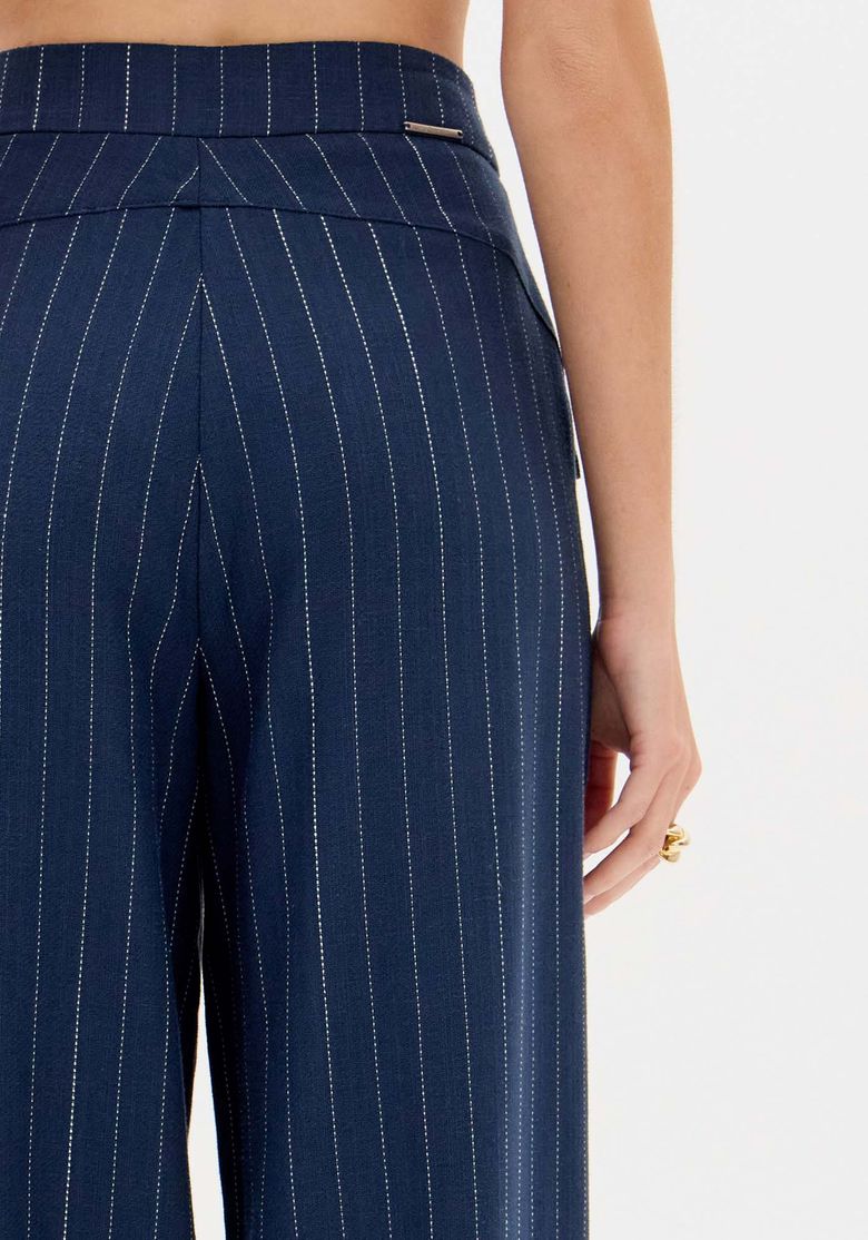 Detalhe da parte traseira da cintura da calça azul risca-de-giz com costura centrada e acabamento alfaiataria