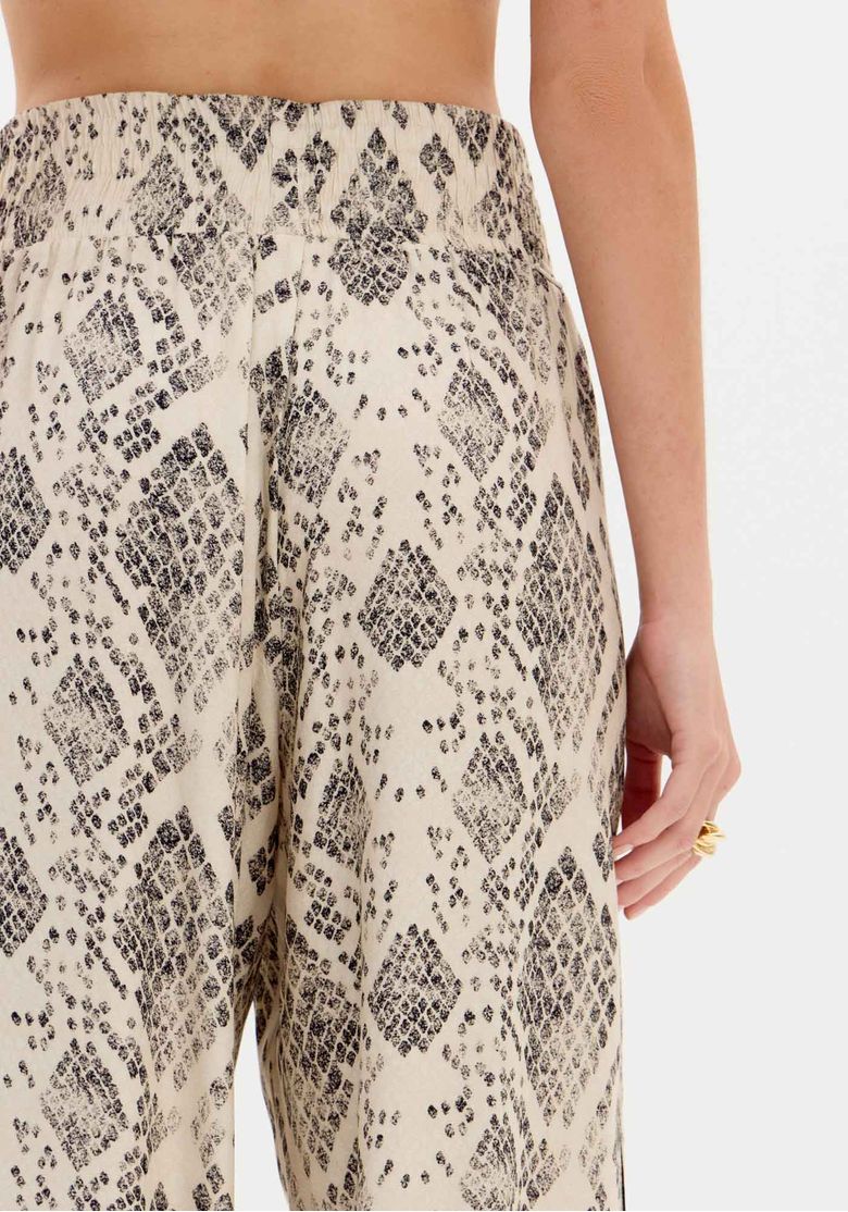 Vista completa da calça reta estampada com top combinando, vista traseira.