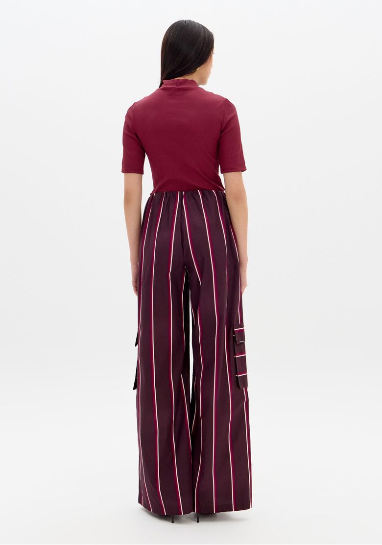 Vista traseira da calça wide leg listrada em vermelho.