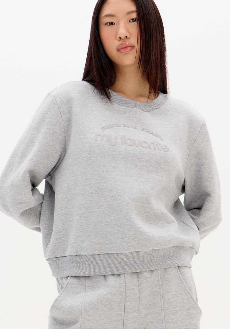 Moletom oversized feminino cinza em malha pesada, vista frontal com caimento solto e barra canelada