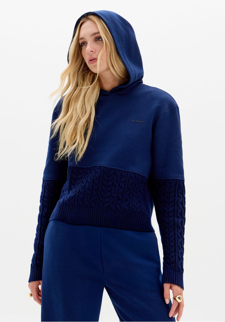 Moletom azul com capuz e detalhes em tricô, vista frontal.