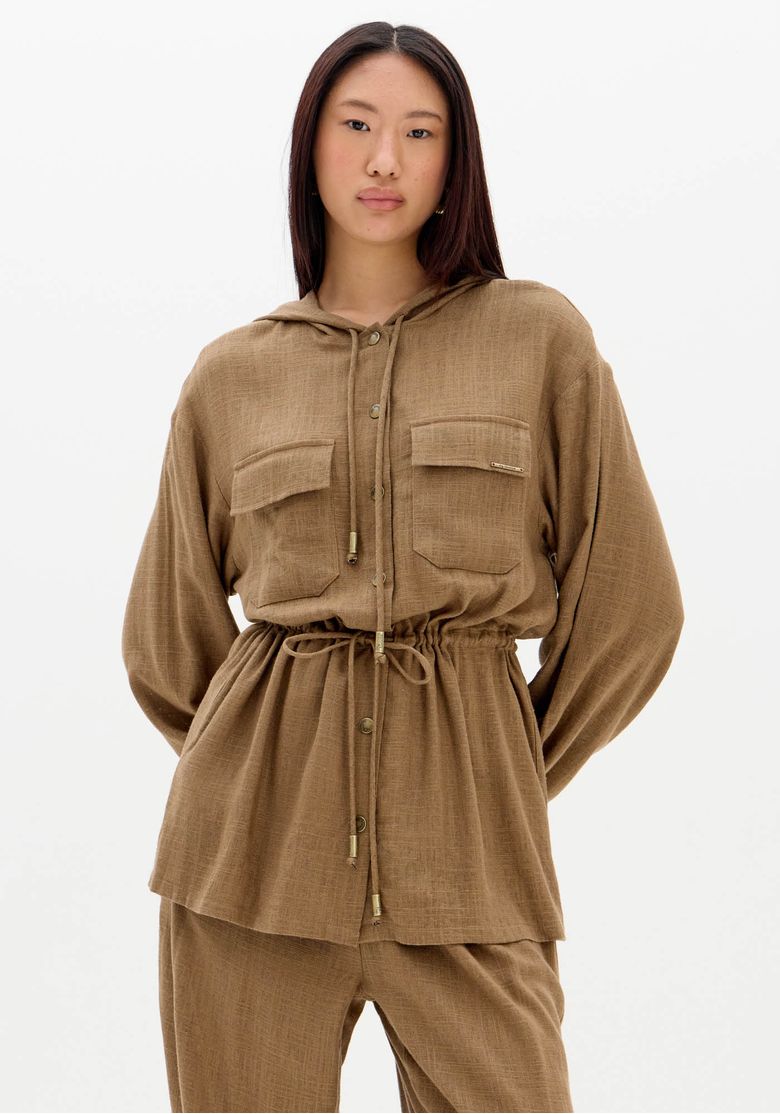 Modelo vestindo parka feminina alongada com capuz e ajuste na cintura, vista frontal.