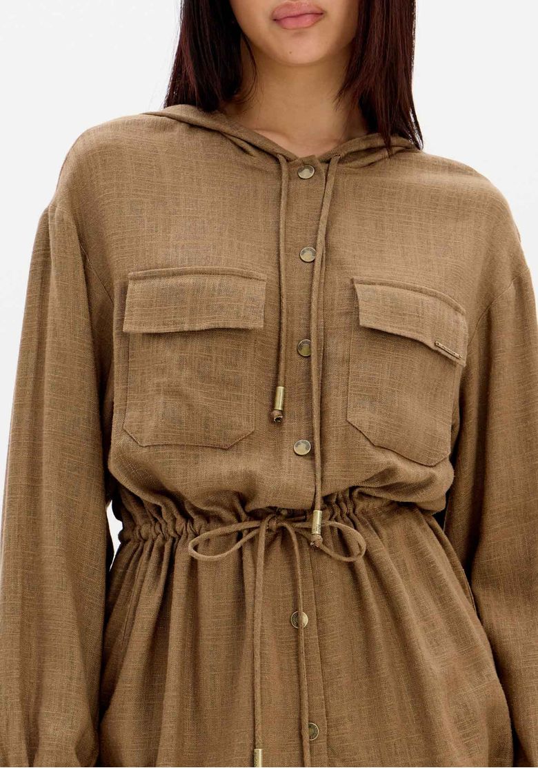 Detalhe do capuz e bolsos frontais da parka feminina alongada, na cor marrom.