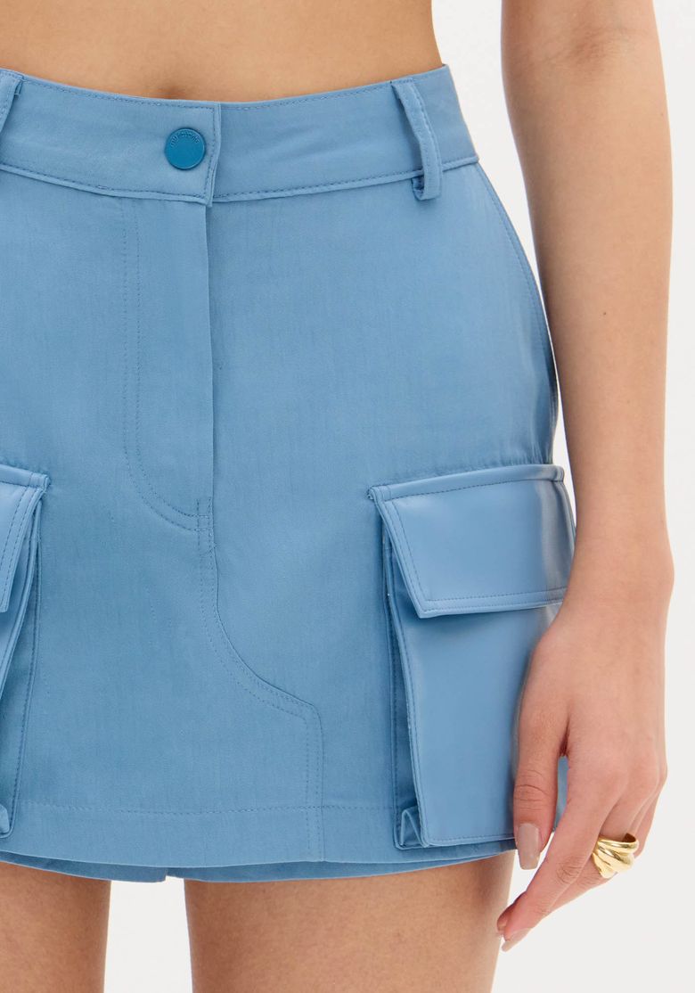 Detalhe-traseiro-do-short-saia-utilitario-azul-exibindo-pala-traseira-e-barra-simples