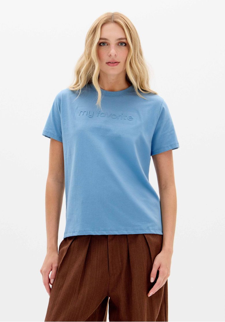 Camiseta feminina azul com gola redonda e mangas curtas, vista frontal.