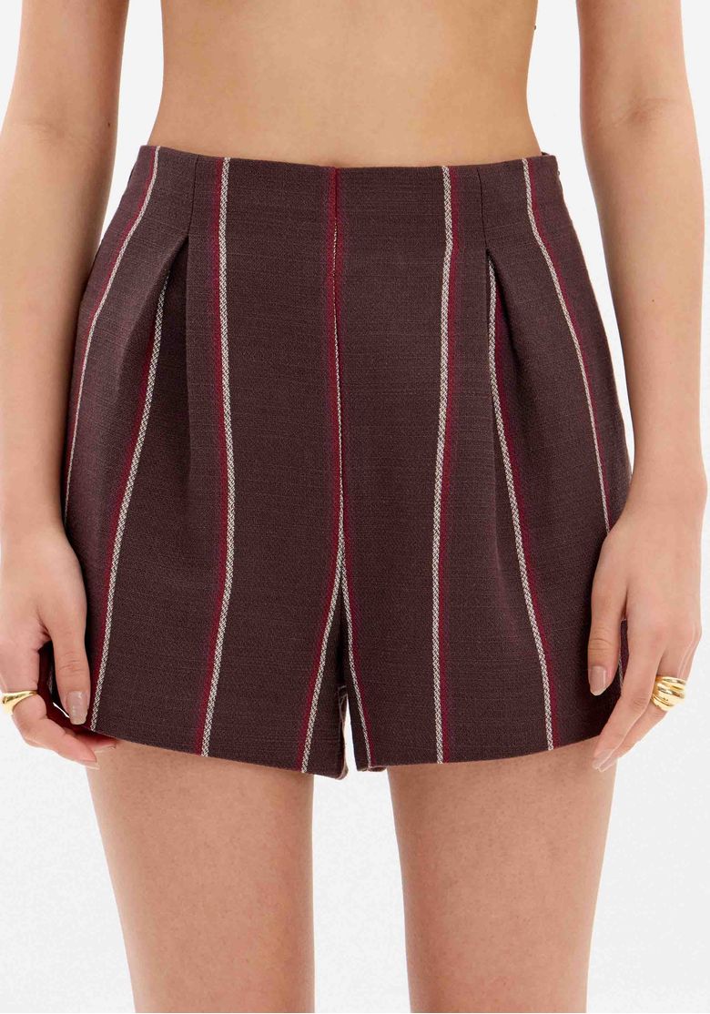 Close-up frontal do short listrado marrom mostrando pregas frontais e listras verticais em vinho e off-white