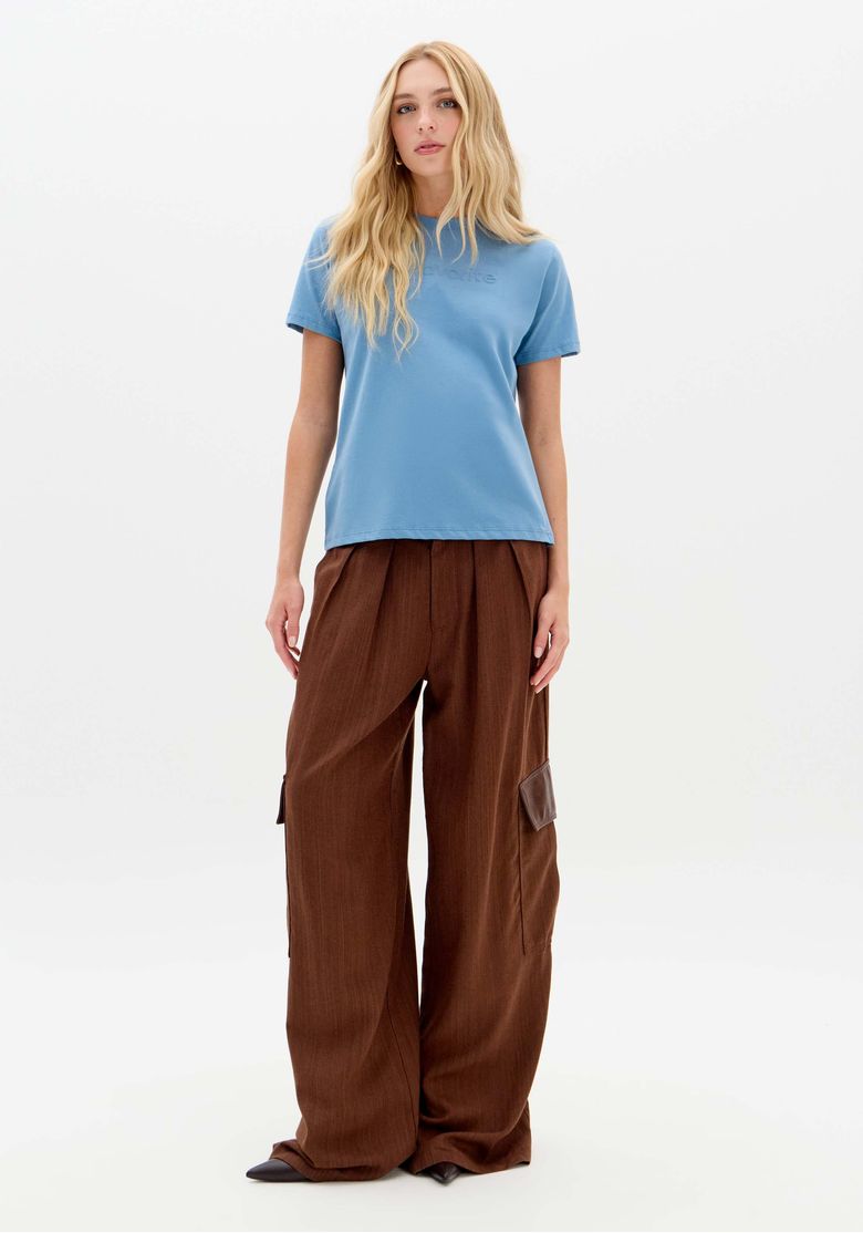 Vista completa da camiseta azul com calça marrom.