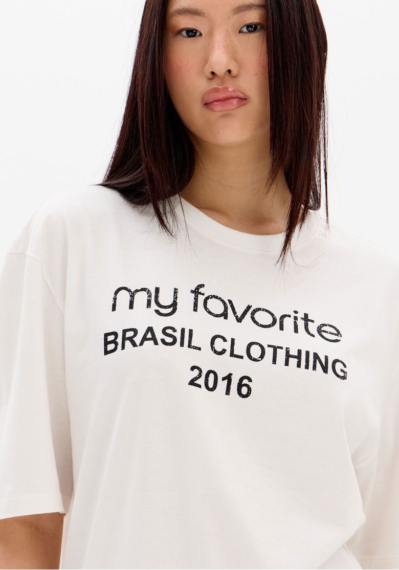 Close-up da estampa frontal da t-shirt branca.