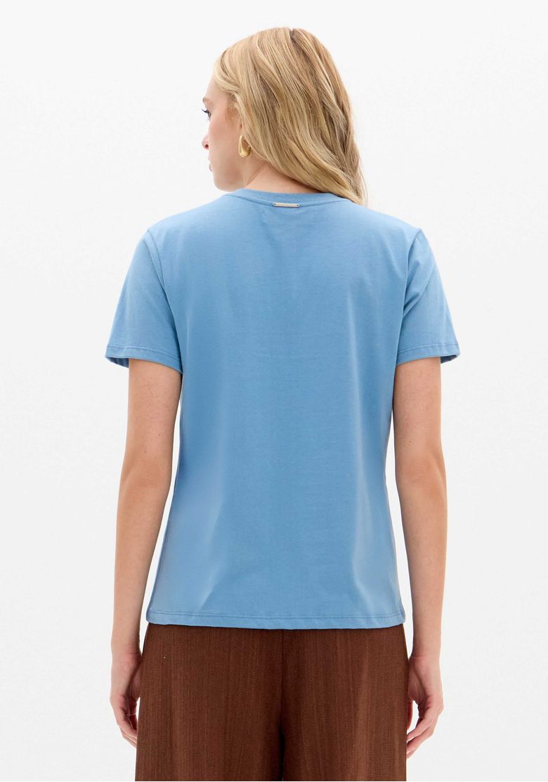 Vista traseira da camiseta azul mostrando o corte regular.