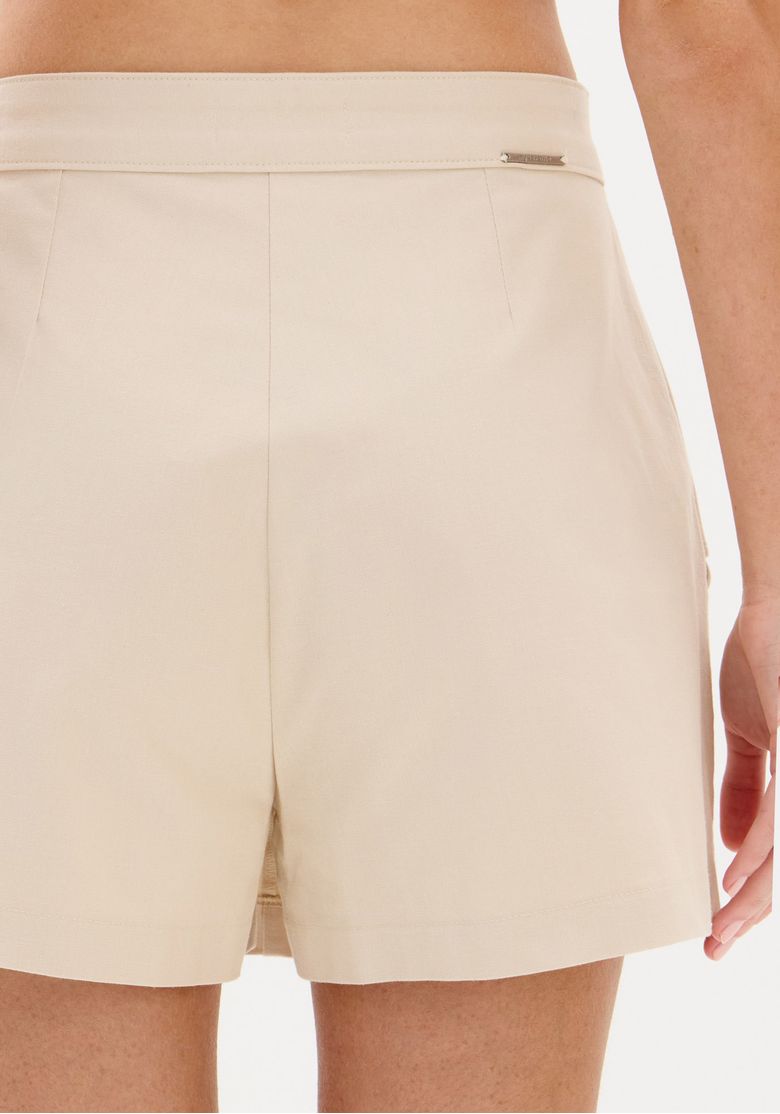 Vista-traseira-do-conjunto-mostrando-o-short-por-baixo-da-saia-e-cos-bem-acabado-modelo-visto-de-costas-com-botas.
