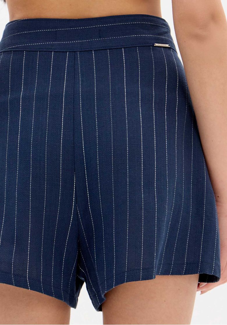 Vista traseira do conjunto de camisa e short alfaiataria azul risca de giz mostrando o caimento e acabamento do short.