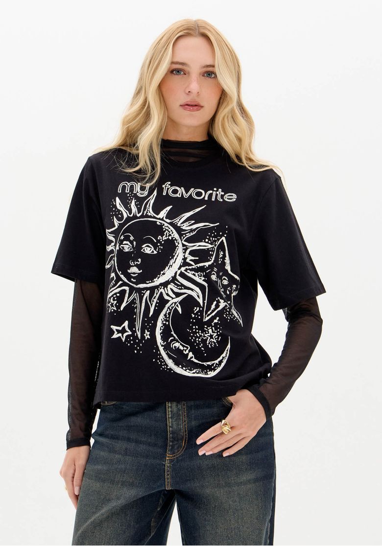 Modelo frontal 3/4 usando camiseta preta oversized com estampa frontal em branco mostrando sol, lua, estrelas e o texto 'my favorite', gola redonda e mangas curtas, look casual urbano.