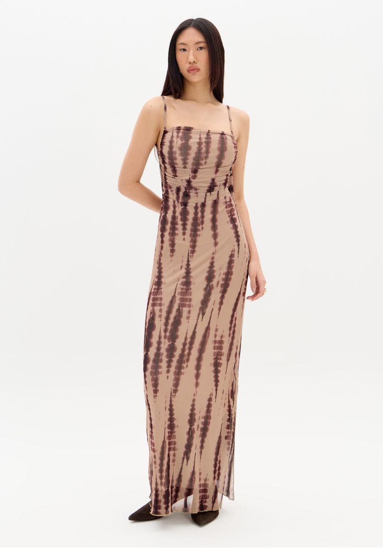 Vestido longo estampado com alças finas e detalhes em tule, visto de frente.