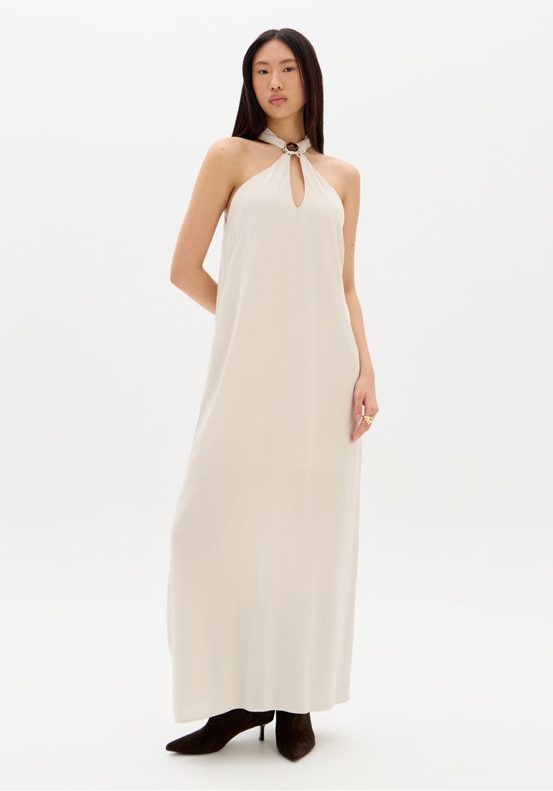 Modelo vestindo vestido super midi bege sem mangas, vista frontal com caimento fluido até o tornozelo e formato solto - vestido super midi viscose bege