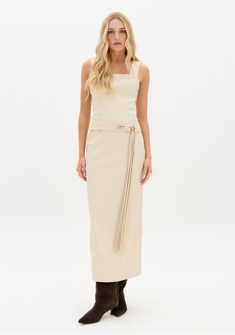 Vestido super midi bege sem mangas em PU, vista frontal inteira com cinto de tiras longas e silhueta justa